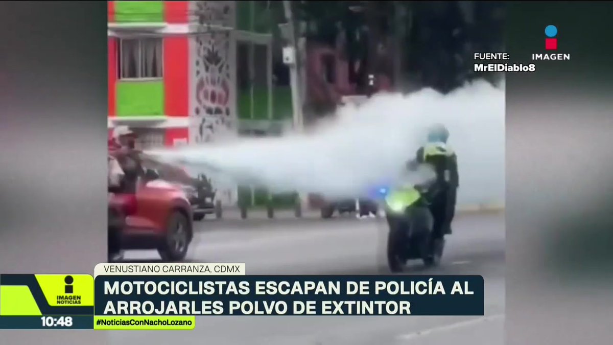 A news broadcast screenshot from Imagen Noticias showing police in a red vehicle spraying extinguisher powder at a motorcyclist in Venustiano Carranza, CDMX, with the headline 'MOTOCICLISTAS ESCAPAN DE POLICÍA AL ARROJARLES POLVO DE EXTINTOR' and source credit 'MrElDiablo8'.