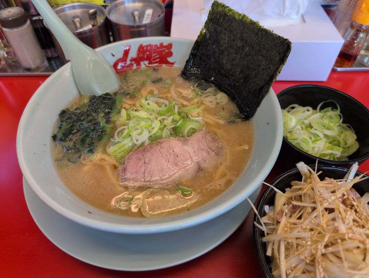 sapbeerlove's tweet photo. 山岡家
サービスセットA　醤油　ネギ丼　840円　薬味ネギ
別皿薬味ネギでシャキシャキ辛ウマい！
ネギ丼はしょっぱウマい！！ https://t.co/efj2zOVtZK