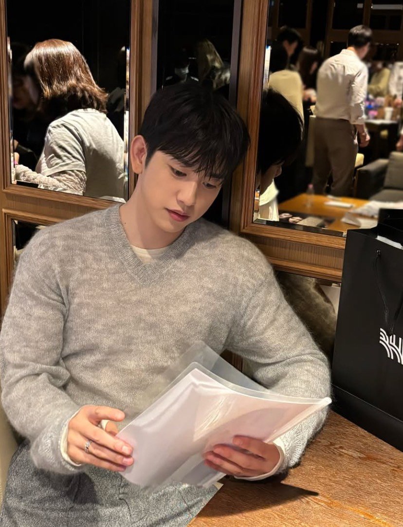 JYP_Thaifans's tweet photo. IG Post 's  JINYOUNG 
30.09.2026 
น่ารักเนาะ ความดื้อนี้ มีแต่คนเอ็นดูแหละ 😍😍

https://t.co/0yA69Fx3hk

#Parkjinyoung 
#박진영
#진영 
#Jinyoung 
#100일의거짓말 #100DaysofDeception https://t.co/uSXvdQIxW1