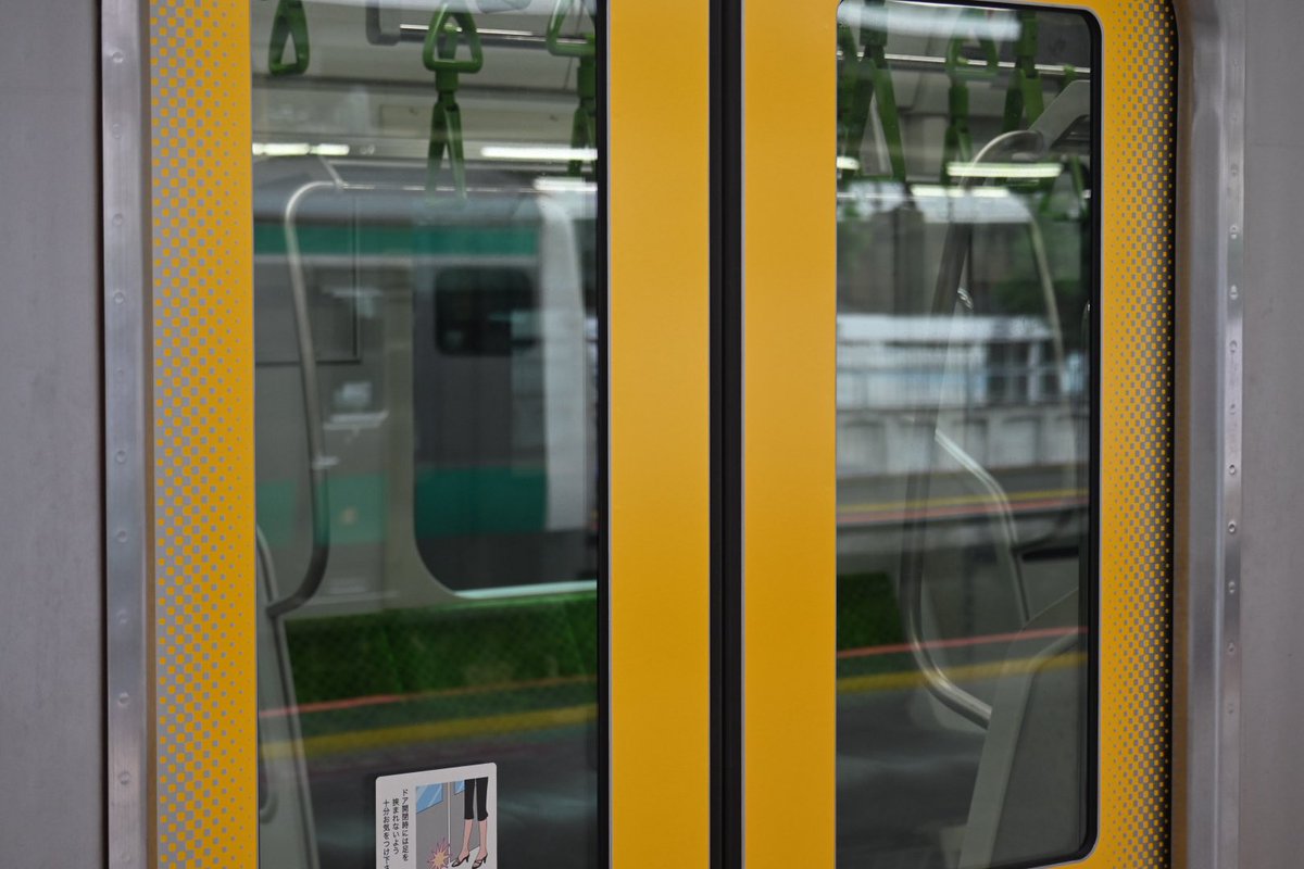 Cocoa_189_510's tweet photo. 中央・総武緩行線用のE235系0番台ミツB33編成が東京総合車両ベースから本日出場。

元は山手線用のE235系0番台トウ33編成だった車両で、サハE235-4636を脱車し"黄緑色の帯"から""黄色の帯""に変更・転用工事をし「三鷹に転属」する模様。

ヤテレンジからミツレンジになったの早くも"2本目"ですか。。 https://t.co/LbqV2VGzm6