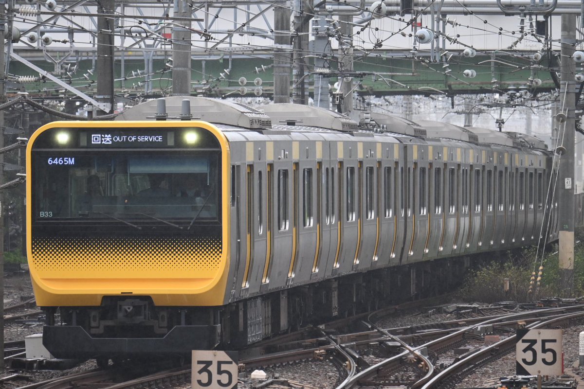 Cocoa_189_510's tweet photo. 中央・総武緩行線用のE235系0番台ミツB33編成が東京総合車両ベースから本日出場。

元は山手線用のE235系0番台トウ33編成だった車両で、サハE235-4636を脱車し"黄緑色の帯"から""黄色の帯""に変更・転用工事をし「三鷹に転属」する模様。

ヤテレンジからミツレンジになったの早くも"2本目"ですか。。 https://t.co/LbqV2VGzm6