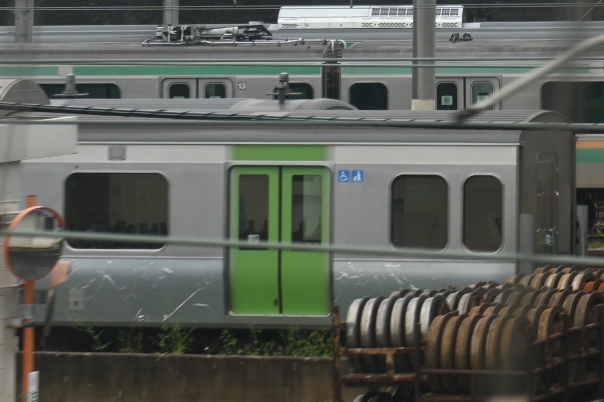 Cocoa_189_510's tweet photo. 中央・総武緩行線用のE235系0番台ミツB33編成が東京総合車両ベースから本日出場。

元は山手線用のE235系0番台トウ33編成だった車両で、サハE235-4636を脱車し"黄緑色の帯"から""黄色の帯""に変更・転用工事をし「三鷹に転属」する模様。

ヤテレンジからミツレンジになったの早くも"2本目"ですか。。 https://t.co/LbqV2VGzm6