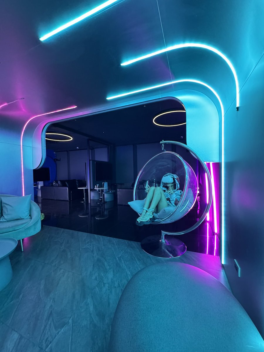 thejulianabrown's tweet photo. 何ここめっちゃ楽しい〜🌠🚀🛸🫟✨ https://t.co/3qt5XrTYLv