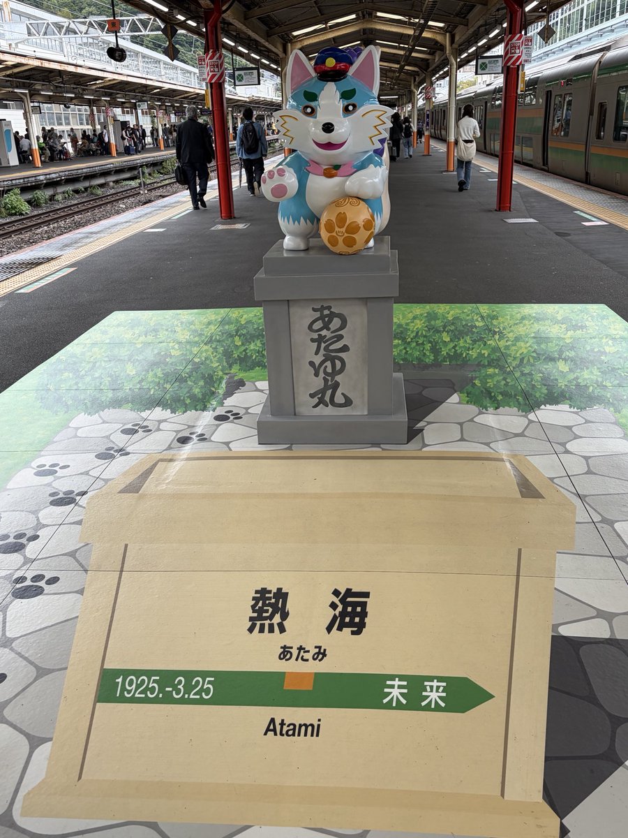 kiku1509's tweet photo. 熱海駅ホームにこんな銅像がで��てました！
#熱海駅 
#熱海駅銅像 https://t.co/xc0GhKPbmY