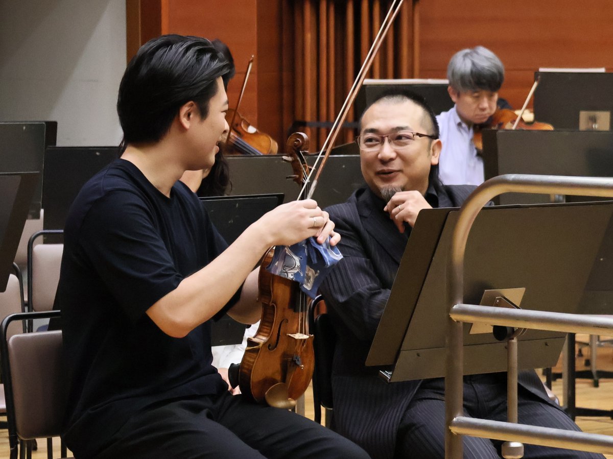 NHKSO_Tokyo's tweet photo. せっかく #100年 に一度なので
わたしたちN響と一緒に、壮大な“問い”に向き合ってみませんか？
「私たちはなぜ生きるのか？」
むずかしそう？
いえいえ、考えるわけじゃないんです。
＿＿＿＿＿＿＿＿＿＿＿＿＿＿

本日から「N響創立100年記念演奏会」のリハーサルが始まります。
プログラムは #マーラー の《交響曲第2番》。
「#復活」というタイトルがついています。
この「復活」という言葉。
日本ではどんなイメージでしょうか。
たとえば、よく冬に行われる五穀豊穣を祈願する生まれ清まりの祭り。
これはまさに「復活」の祭りですね。
 
あるいは、病や怪我からの「復活」をイメージする方もあるでしょう。
古い自分と決別して、新しい自分に生まれ変わる！
節目などに決意新たにすることがありますが、これも「復活」と言えるかもしれません。
マーラーの「復活」はもしかすると、これに近いかも？
実は普遍的・人間的なメッセージに満ちたテーマの作品なんです。

「私たちはなぜ生きるのか？」
19世紀末、急速に変化する時代を生きたマーラーが、
“人間の生と死”という大きな問いに全身全霊で対峙して生み出した交響曲「復活」。
80分の旅の果てに、マーラー自身がたどり着いた“ある光景”を体感することになります。
飲み込まれる、という方が正しいかもしれません。
 ＿＿＿＿＿＿＿＿＿＿＿＿＿＿
 
N響が100年に一度という節目に披露するコンサート。
今朝の楽員の皆さんは一見いつも通り。
でも静かに闘志を燃やしているようにも見えます。
 
メモリアルな「復活」が皆さまにどう響くのか。
その場に居合わせた全員で迎える最後の瞬間を、今から私たちも楽しみでなりません！

N響100年記念 特別演奏会
マーラー「復活」
NHKホール

指揮 #ファビオ・ルイージ
ソプラノ #イン・ファン
メゾ･ソプラノ #タマラ・マムフォード
合唱 #新国立劇場合唱団
合唱指揮 #冨平恭平

10/3 (土) 18:00
https://t.co/04i1QxFvwx

10/4 (日) 14:00
https://t.co/P62ABUPAHB

@yyhautbois @sunaogoko @yukinkofg