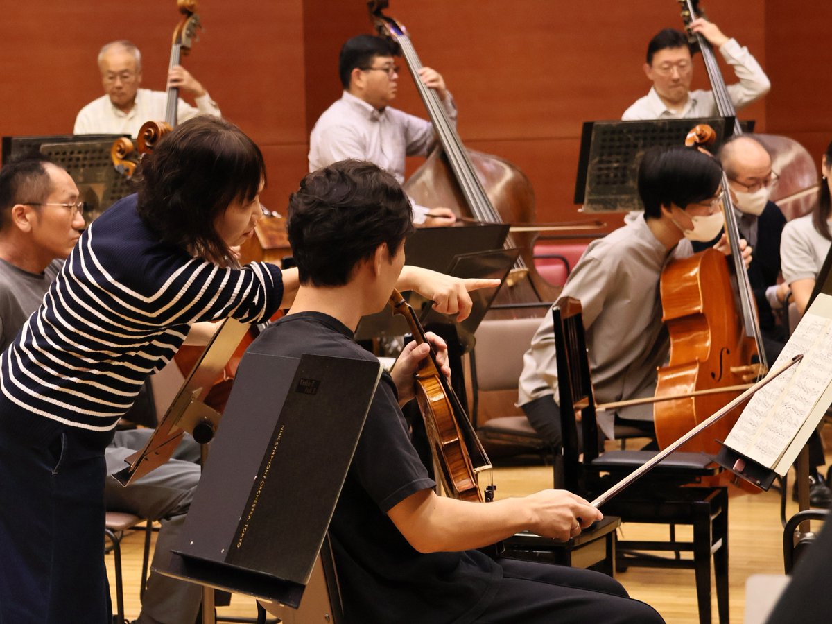 NHKSO_Tokyo's tweet photo. せっかく #100年 に一度なので
わたしたちN響と一緒に、壮大な“問い”に向き合ってみませんか？
「私たちはなぜ生きるのか？」
むずかしそう？
いえいえ、考えるわけじゃないんです。
＿＿＿＿＿＿＿＿＿＿＿＿＿＿

本日から「N響創立100年記念演奏会」のリハーサルが始まります。
プログラムは #マーラー の《交響曲第2番》。
「#復活」というタイトルがついています。
この「復活」という言葉。
日本ではどんなイメージでしょうか。
たとえば、よく冬に行われる五穀豊穣を祈願する生まれ清まりの祭り。
これはまさに「復活」の祭りですね。
 
あるいは、病や怪我からの「復活」をイメージする方もあるでしょう。
古い自分と決別して、新しい自分に生まれ変わる！
節目などに決意新たにすることがありますが、これも「復活」と言えるかもしれません。
マーラーの「復活」はもしかすると、これに近いかも？
実は普遍的・人間的なメッセージに満ちたテーマの作品なんです。

「私たちはなぜ生きるのか？」
19世紀末、急速に変化する時代を生きたマーラーが、
“人間の生と死”という大きな問いに全身全霊で対峙して生み出した交響曲「復活」。
80分の旅の果てに、マーラー自身がたどり着いた“ある光景”を体感することになります。
飲み込まれる、という方が正しいかもしれません。
 ＿＿＿＿＿＿＿＿＿＿＿＿＿＿
 
N響が100年に一度という節目に披露するコンサート。
今朝の楽員の皆さんは一見いつも通り。
でも静かに闘志を燃やしているようにも見えます。
 
メモリアルな「復活」が皆さまにどう響くのか。
その場に居合わせた全員で迎える最後の瞬間を、今から私たちも楽しみでなりません！

N響100年記念 特別演奏会
マーラー「復活」
NHKホール

指揮 #ファビオ・ルイージ
ソプラノ #イン・ファン
メゾ･ソプラノ #タマラ・マムフォード
合唱 #新国立劇場合唱団
合唱指揮 #冨平恭平

10/3 (土) 18:00
https://t.co/04i1QxFvwx

10/4 (日) 14:00
https://t.co/P62ABUPAHB

@yyhautbois @sunaogoko @yukinkofg