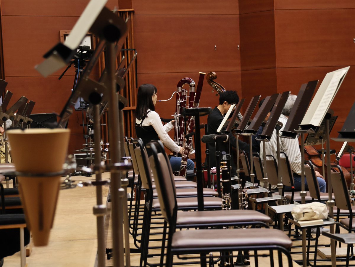 NHKSO_Tokyo's tweet photo. せっかく #100年 に一度なので
わたしたちN響と一緒に、壮大な“問い”に向き合ってみませんか？
「私たちはなぜ生きるのか？」
むずかしそう？
いえいえ、考えるわけじゃないんです。
＿＿＿＿＿＿＿＿＿＿＿＿＿＿

本日から「N響創立100年記念演奏会」のリハーサルが始まります。
プログラムは #マーラー の《交響曲第2番》。
「#復活」というタイトルがついています。
この「復活」という言葉。
日本ではどんなイメージでしょうか。
たとえば、よく冬に行われる五穀豊穣を祈願する生まれ清まりの祭り。
これはまさに「復活」の祭りですね。
 
あるいは、病や怪我からの「復活」をイメージする方もあるでしょう。
古い自分と決別して、新しい自分に生まれ変わる！
節目などに決意新たにすることがありますが、これも「復活」と言えるかもしれません。
マーラーの「復活」はもしかすると、これに近いかも？
実は普遍的・人間的なメッセージに満ちたテーマの作品なんです。

「私たちはなぜ生きるのか？」
19世紀末、急速に変化する時代を生きたマーラーが、
“人間の生と死”という大きな問いに全身全霊で対峙して生み出した交響曲「復活」。
80分の旅の果てに、マーラー自身がたどり着いた“ある光景”を体感することになります。
飲み込まれる、という方が正しいかもしれません。
 ＿＿＿＿＿＿＿＿＿＿＿＿＿＿
 
N響が100年に一度という節目に披露するコンサート。
今朝の楽員の皆さんは一見いつも通り。
でも静かに闘志を燃やしているようにも見えます。
 
メモリアルな「復活」が皆さまにどう響くのか。
その場に居合わせた全員で迎える最後の瞬間を、今から私たちも楽しみでなりません！

N響100年記念 特別演奏会
マーラー「復活」
NHKホール

指揮 #ファビオ・ルイージ
ソプラノ #イン・ファン
メゾ･ソプラノ #タマラ・マムフォード
合唱 #新国立劇場合唱団
合唱指揮 #冨平恭平

10/3 (土) 18:00
https://t.co/04i1QxFvwx

10/4 (日) 14:00
https://t.co/P62ABUPAHB

@yyhautbois @sunaogoko @yukinkofg