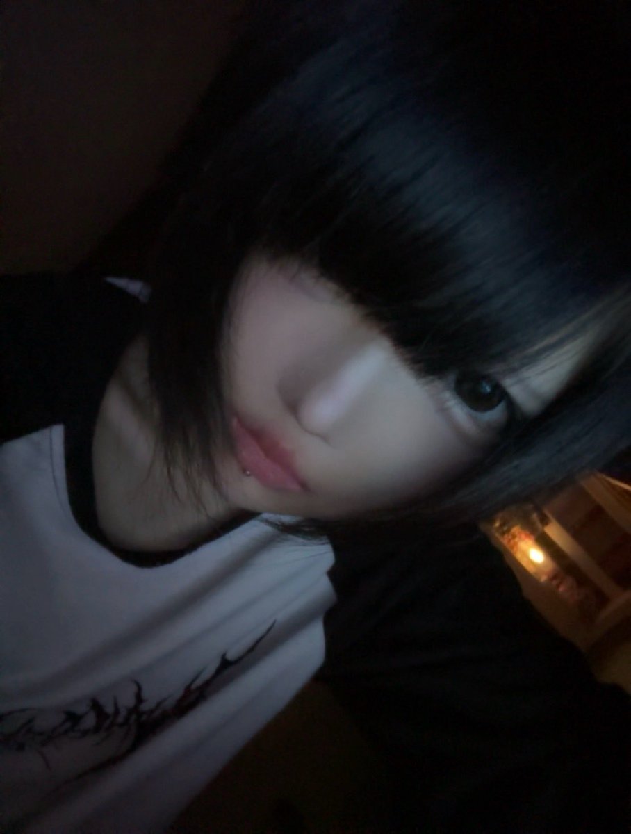 9e7t5's tweet photo. 私の制服でびでおなしてる動画欲しい人〜！
 #裏垢 #流出 #潮ふき #自撮り界隈 https://t.co/gZc1I1Ogg4