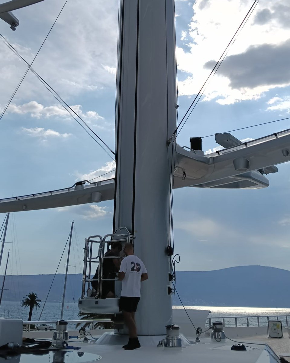 RSBRigging's tweet photo. Up close, checking the structure, fittings and connections properly. At height, and with the loads involved, there’s no substitute for getting eyes and hands directly onto the equipment.
#BlackPearl #RigInspection #SuperyachtRigging #YachtMaintenance #RSBRigging https://t.co/oJIM0NIhUM