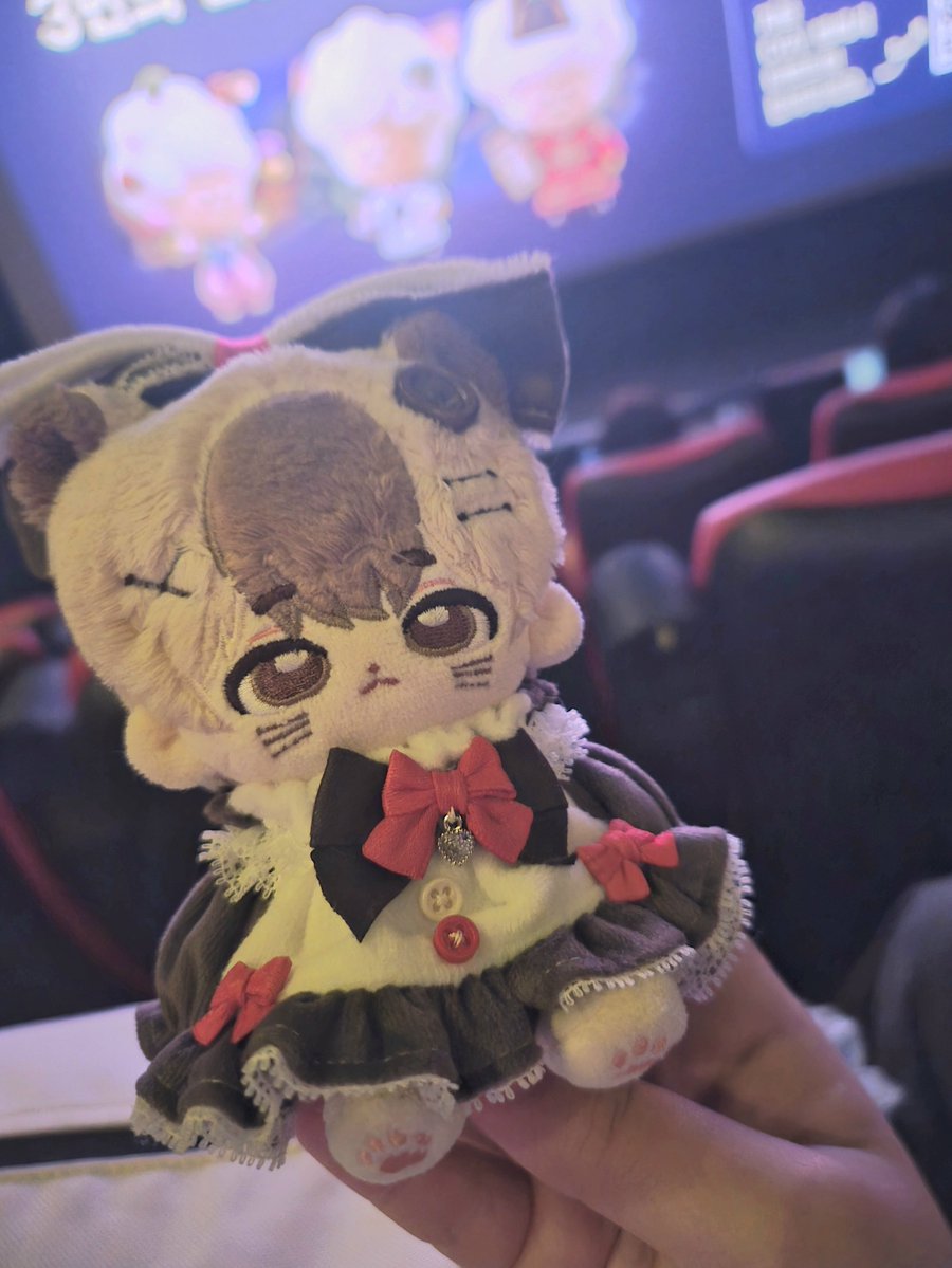 loveforever__S2's tweet photo. 영화 보고 온다 https://t.co/KSVBCi8wuT