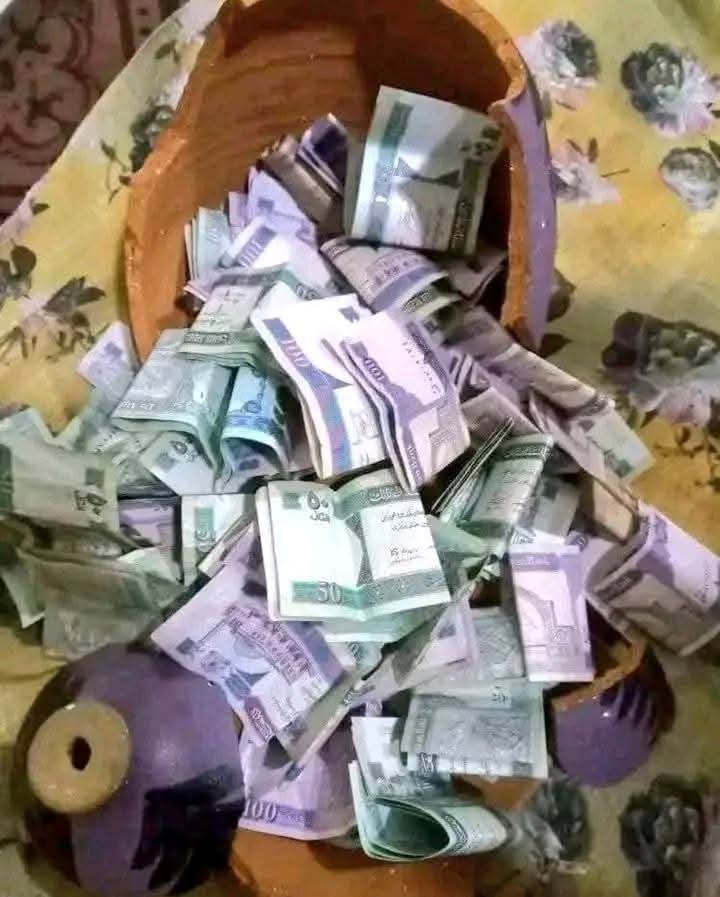 FaribaKhpolwak's tweet photo. یوه خبره چې باید سترګي پر پوتی نه شي دا دې اوسني حکومت توانیدلي دی چې د افغانستان د پیسو ارزښت نسبي ثابت وساتي، او دا کار د خلکو په ورځني اقتصاد کې د یو اعتماد د رامنځته کېدو سبب شوی دی. https://t.co/tehuYs1Eoc