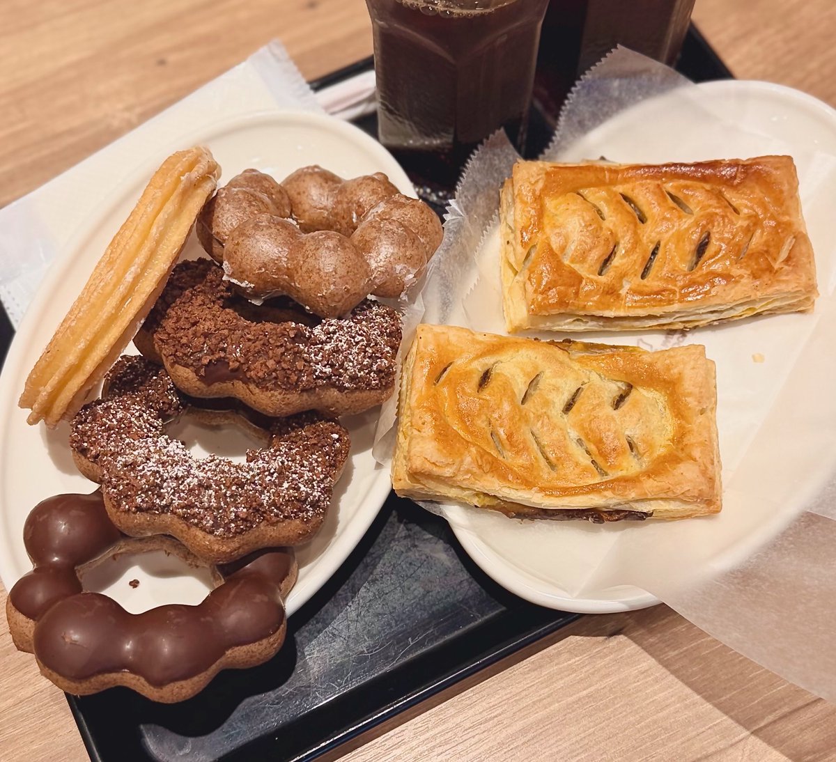 ebifly3939's tweet photo. ミスドのポン・デ・ショコラ早速実食🍩
ザクザクのやつが好き😍
ビーフシチューパイもうめえ👍 https://t.co/W5H9qIZ8ns