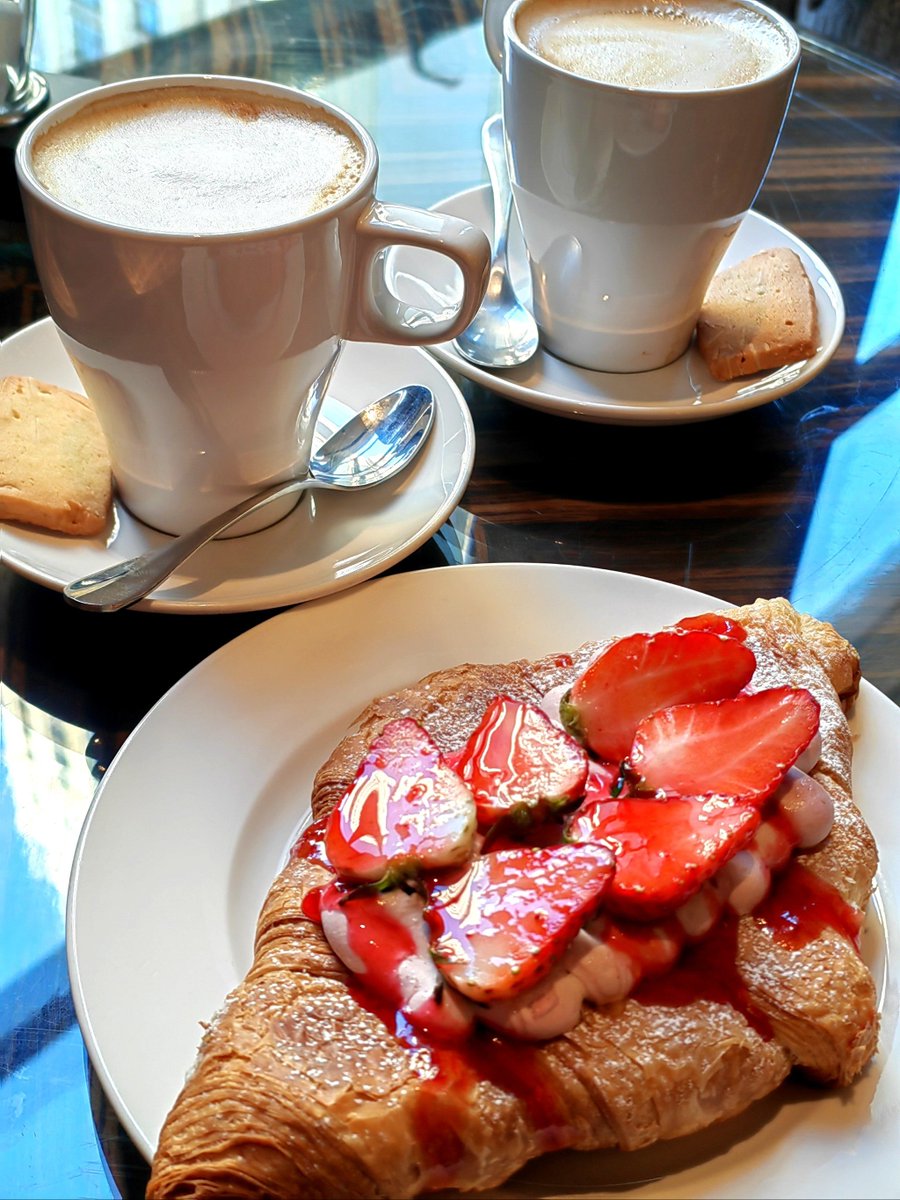 thanhdan383808's tweet photo. Cozy brunch with buttery toast, fresh strawberries and a warm latte—small joys make ordinary days sweet https://t.co/uppv5H2ubR