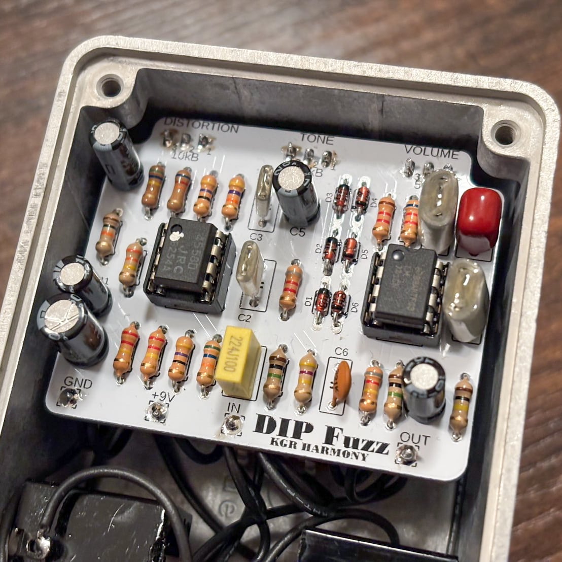 KGRCraftShop's tweet photo. 🎛エフェクター自作キット紹介
DIP Fuzz（オペアンプ期BIGMUFF系）

1978年頃の短期間だけ作られたオペアンプ期Big Muff系。ブリッと太い歪みに、トランジスタ期とは違う繊細なエッジが重なります。💥 Fuzzを上げても輪郭が埋もれにくく、Toneは左で丸く、右で明るく変化します。
詳細はリプ欄へ。 https://t.co/us6J7Q17nP