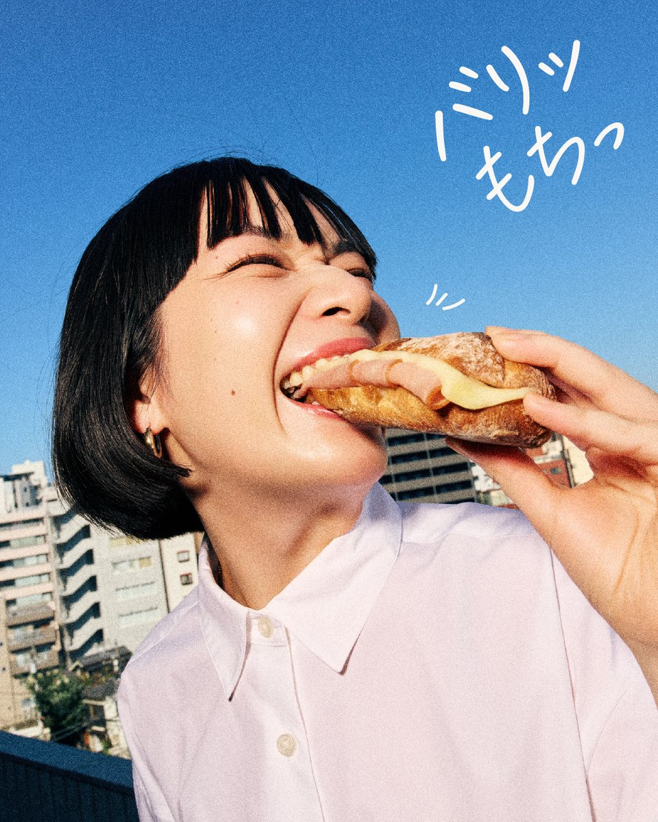 Starbucks_J's tweet photo. ランチタイムに、バリッともちっとしたバゲットサンドを“がぶっ”と食べてみませんか？🥖

昨日発売した『ハム＆ゴーダチーズ スターバックス バゲットサンド』。

ひと口頬張ると、香ばしいバゲットの外側と、もちっとした生地の食感を楽しめます♪

そこに、スモークしたショルダーハムとゴーダチーズのコクが重なり、満足感のある味わいに🧀🍖✨

今日のランチは、お気に入りのコーヒーと一緒に☕

#スターバックス