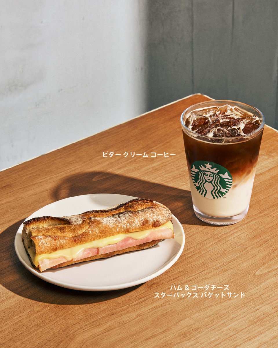 Starbucks_J's tweet photo. ランチタイムに、バリッともちっとしたバゲットサンドを“がぶっ”と食べてみませんか？🥖

昨日発売した『ハム＆ゴーダチーズ スターバックス バゲットサンド』。

ひと口頬張ると、香ばしいバゲットの外側と、もちっとした生地の食感を楽しめます♪

そこに、スモークしたショルダーハムとゴーダチーズのコクが重なり、満足感のある味わいに🧀🍖✨

今日のランチは、お気に入りのコーヒーと一緒に☕

#スターバックス