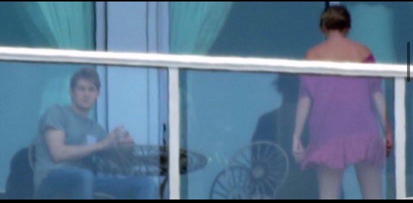 lvijeo's tweet photo. imagining crying about the privacy, actually running away when paps got pics of you with your bf and now acting like you didn’t want any of this 😂 https://t.co/apDdHHIDtU