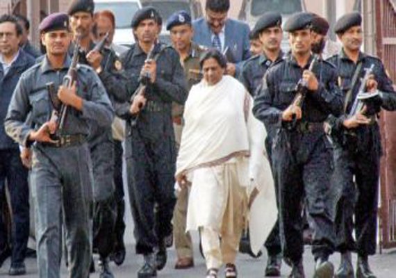 s_khan_BSP's tweet photo. बहुजन समाज पार्टी शासनकाल: मुस्लिम कल्याण, सुरक्षा और विकास की ऐतिहासिक गाथा

उत्तर प्रदेश के राजनीतिक इतिहास में बहुजन समाज पार्टी (BSP) और आदरणीय बहन कुमारी मायावती @Mayawati जी के शासनकाल (विशेषकर 2007 से 2012) को मुस्लिम और अल्पसंख्यक समाज के सर्वांगीण विकास के एक सुनहरे दौर के रूप में देखा जाता है।

बसपा सरकार की नीति केवल लुभावने वादे करने की नहीं थी, बल्कि "सर्वजन हिताय - सर्वजन सुखाय" के संवैधानिक विचार को धरातल पर उतारते हुए शिक्षा, सुरक्षा, रोज़गार और सामाजिक स्वाभिमान के क्षेत्र में ठोस योजनाएँ लागू करने की थी।

1. शिक्षा एवं तकनीकी सशक्तिकरण योजनाएँ

मुस्लिम समाज के युवाओं को मुख्यधारा की आधुनिक शिक्षा से जोड़ने के लिए कई दूरगामी कार्यक्रम चलाए गए:

 * बहुभाषी एवं तकनीकी विश्वविद्यालयों की स्थापना: लखनऊ में मान्यवर श्री कांशीराम जी उर्दू, अरबी-फ़ारसी विश्वविद्यालय (वर्तमान ख्वाज़ा मोइनुद्दीन चिश्ती भाषा विश्वविद्यालय) की नींव रखी गई, ताकि मदरसा पृष्ठभूमि के छात्रों को भी बी.टेक, बी.सी.ए., और एम.बी.ए. जैसे आधुनिक पाठ्यक्रमों से जोड़ा जा सके।

 * बहुक्षेत्रीय विकास कार्यक्रम (MsDP): केंद्र और राज्य की सहभागिता से 21 अल्पसंख्यक बहुल जिलों (जैसे रामपुर, मुरादाबाद, सहारनपुर, बिजनौर, मुज़फ़्फ़रनगर आदि) में सरकारी ITIs, पॉलीटेक्निक, और मॉडल डिग्री कॉलेज स्थापित किए गए।

 * छात्रवृत्ति (Scholarships): लाखों अल्पसंख्यक छात्र-छात्राओं के लिए प्री-मैट्रिक और पोस्ट-मैट्रिक स्कॉलरशिप योजनाओं के लिए रिकॉर्ड बजट जारी किया गया, जिससे आर्थिक रूप से कमजोर परिवारों के बच्चों की पढ़ाई बीच में न छूटे।

2. आर्थिक स्वावलंबन और कल्याणकारी योजनाएँ

बसपा सरकार ने गरीब मुस्लिम परिवारों और महिलाओं की मदद के लिए सीधी वित्तीय सहायता योजनाएँ शुरू कीं:

योजना का नाम  मुख्य उद्देश्य एवं लाभ 
सावित्रीबाई फुले बालिका शिक्षा मदद योजना 
गरीब अल्पसंख्यक एवं बहुजन समाज की बेटियों की कक्षा 10 और 12 की पढ़ाई पूरी करने पर वित्तीय सहायता और मुफ्त साइकिल वितरण। 

महामाया गरीब आर्थिक मदद योजना  बिना किसी पेंशन योजना का लाभ पा रहे गरीब मुस्लिम परिवारों की महिलाओं को सीधी मासिक आर्थिक सहायता। 

शादी-बीमार अनुदान योजना  निर्धन मुस्लिम परिवारों की बेटियों की शादी और गंभीर बीमारियों के इलाज के लिए विशेष सरकारी अनुदान व्यवस्था। 

3. वक्फ संपत्तियों का संरक्षण एवं धार्मिक बुनियादी ढाँचा
बसपा शासनकाल में वक्फ बोर्ड की कार्यप्रणाली को चुस्त-दुरुस्त किया गया ताकि समुदाय की संपत्तियों का सदुपयोग हो सके:

 * भू-माफियाओं से मुक्ति: कब्रिस्तान, ईदगाह और वक्फ की जमीनों पर अवैध कब्जा करने वाले असामाजिक तत्वों और माफियाओं के खिलाफ अभियान चलाकर संपत्तियों को मुक्त कराया गया।

 * चारदीवारी निर्माण योजना: 
प्रदेश भर के हजारों कब्रिस्तानों और ईदगाहों की सुरक्षा के लिए पक्की चारदीवारी (Boundary Wall) के निर्माण का कार्य व्यापक स्तर पर कराया गया।

 * हज हाउस और यात्रा सुविधाएँ: गाजियाबाद और लखनऊ में हज यात्रियों की सुविधा के लिए बुनियादी ढाँचे का विस्तार किया गया तथा हज हाउस के रखरखाव के लिए प्रशासनिक व्यवस्था को सुदृढ़ किया गया।

4. 'कानून का राज' और सर्वव्यापी सुरक्षा का अहसास
किसी भी समाज के तरक्की की पहली शर्त सुरक्षा और भयमुक्त माहौल होती है।

बहन मायावती जी के शासन की सबसे बड़ी उपलब्धि कानून व्यवस्था (Law & Order) का सख्ती से पालन करना था:
 * शून्य साम्प्रदायिक दंगे: 2007 से 2012 के पाँच वर्षों के कार्यकाल के दौरान उत्तर प्रदेश में एक भी बड़ा साम्प्रदायिक दंगा नहीं होने दिया गया।
 * समान सुरक्षा: असामाजिक तत्वों और उपद्रवियों पर बिना किसी धार्मिक या राजनैतिक भेदभाव के कठोर दंडात्मक कार्रवाई की गई, जिससे अल्पसंख्यक समाज ने खुद को पूरी तरह सुरक्षित और स्वाभिमानी महसूस किया।

निष्कर्ष:
 अधिकारों और हिस्सेदारी का दौर
बहुजन समाज पार्टी के शासनकाल में चलाए गए ये कार्यक्रम इस बात का प्रमाण हैं कि बहन कुमारी मायावती जी के नेतृत्व में मुस्लिम समाज को केवल एक "वोट बैंक" के रूप में नहीं देखा गया, बल्कि उन्हें सुरक्षा, सम्मान, शिक्षा और शासन-प्रशासन में बराबर की हिस्सेदारी प्रदान की गई।

यही कारण है कि आज भी बहुजन आंदोलन और मुस्लिम समाज के अटूट भाईचारे को प्रदेश की प्रगति और सामाजिक न्याय का सबसे मजबूत स्तंभ माना जाता है।