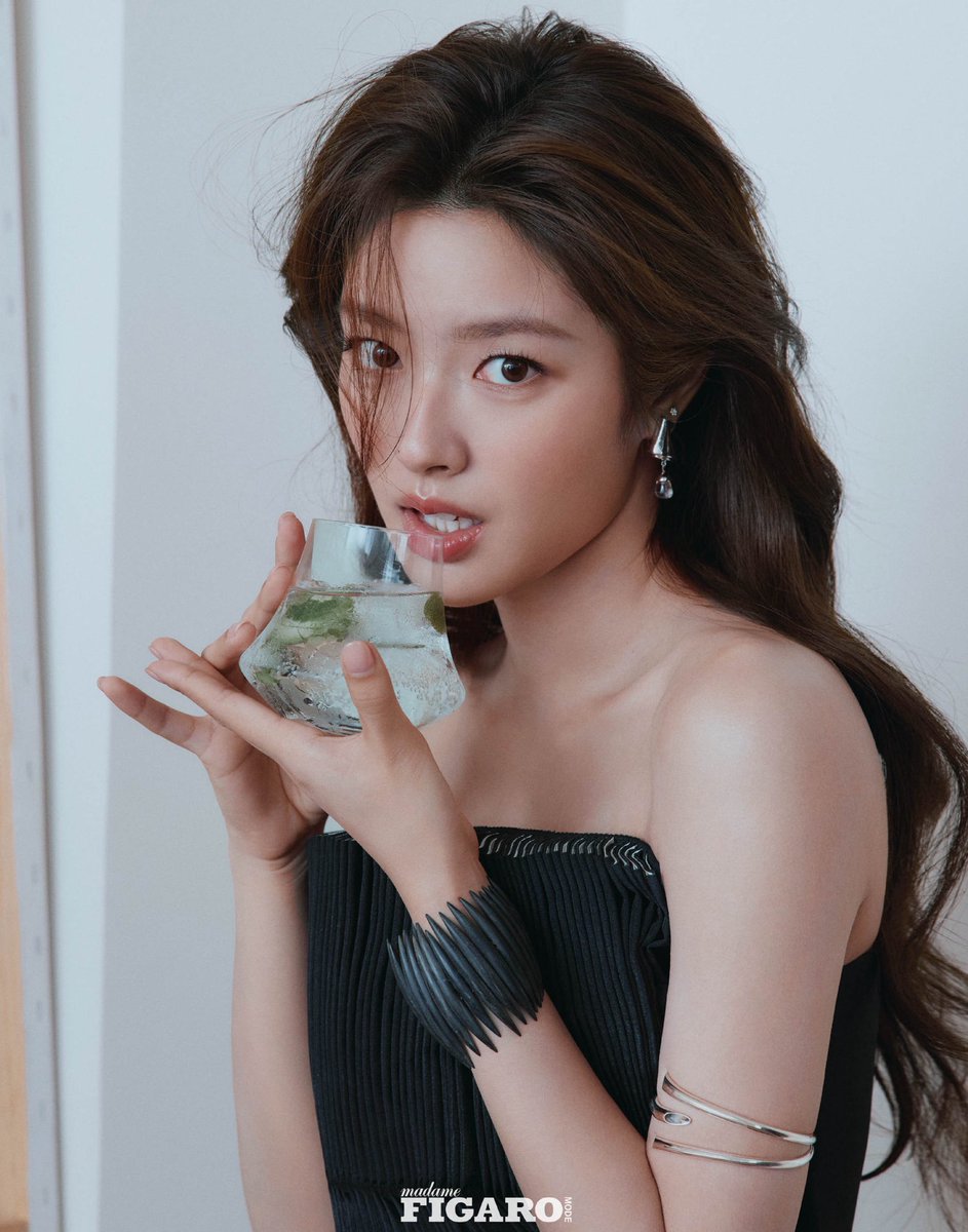 xuruohanarchive's tweet photo. 📸 Xu Ruohan for Madame Figaro Mode September Issue #徐若晗 #XURUOHAN

treating life as a canvas and collecting fragments of romance—from the scent of osmanthus at the street corner to an unexpected sunset—those small yet radiant everyday moments all belong to xu ruohan’s palette.