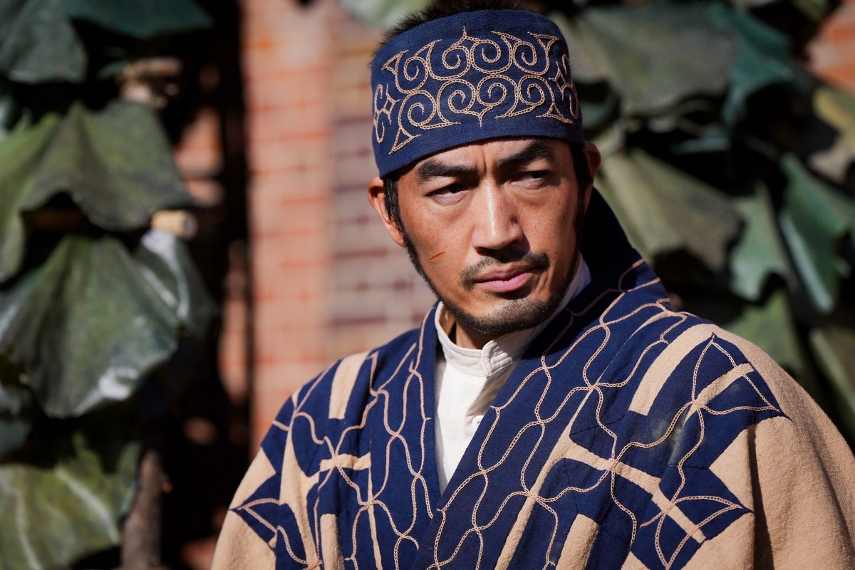 kamuy_movie's tweet photo. ▕ ▌ 𝙃𝙖𝙥𝙥𝙮 𝘽𝙞𝙧𝙩𝙝𝙙𝙖𝙮▕ ▌

本日10月1日は谷垣源次郎を演じる
#大谷亮平 さんの誕生日です！
おめでとうございますッ!!

大谷さんは、
ドラマシリーズでフチの元を去る際の
「今が恩を返す時だ」というセリフが
特に印象に残っていると語っています。

その言葉通り、実直で誠実な谷垣を
全身全霊で体現！

自らの❝役目❞を果たすため突き進む ——
阿仁マタギの熱き生き様は
シリーズを通してご覧くださいッ！

#ゴールデンカムイ