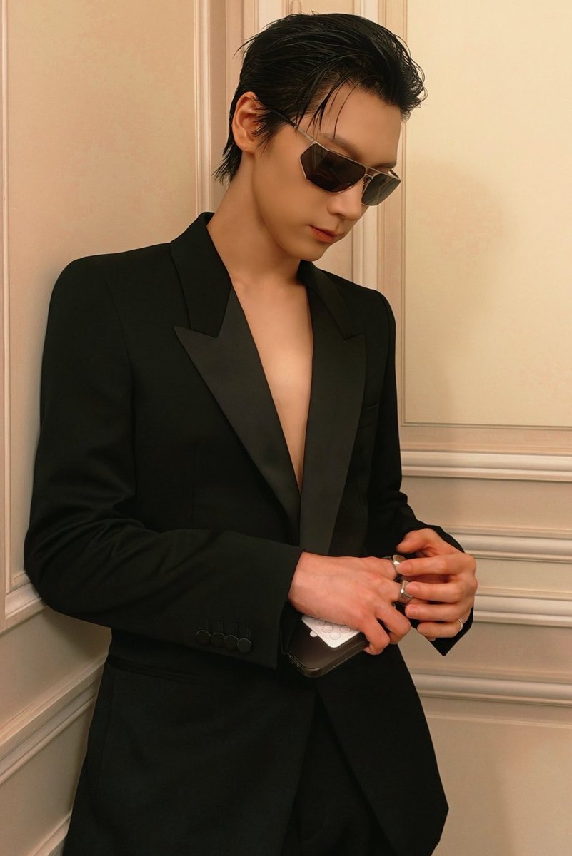 Ttwt2003's tweet photo. : เสื้อหนะจะแหวกไปโชว์ใคร

: คนพูดออกมาไม่ดูตัวเองบ้างหละจะแหวกไปโชว์ใคร

: คุณอย่ามาย้อนผม

: ก็ผู้ชายเหมือนกันจะเปิดอกแหวกโชว์มันจะไปเสียหายอะไร

: มันไม่เหมือน

: ตรงไหนที่ไม่เหมือน หรือที่มาวอแวอยู่นี่คือหวงหรอ

: ใครจะไปหวงเธออย่ามาเพ้อเจ้อ

: อ่อไม่หวงเนอะ… จะได้ปลดลงอีก https://t.co/XGAYUUfMn6
