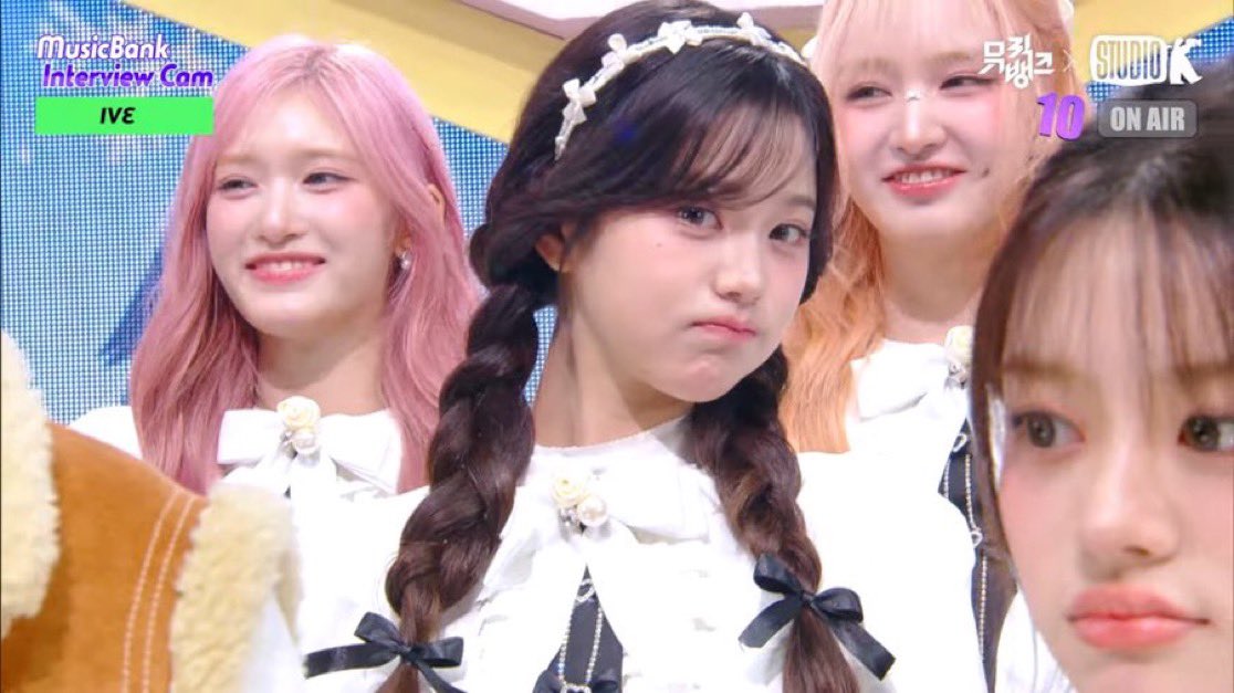 ningnyeongie's tweet photo. at this point everyone in ive birthed leeseo literally twins https://t.co/nzvjpX1TJ6