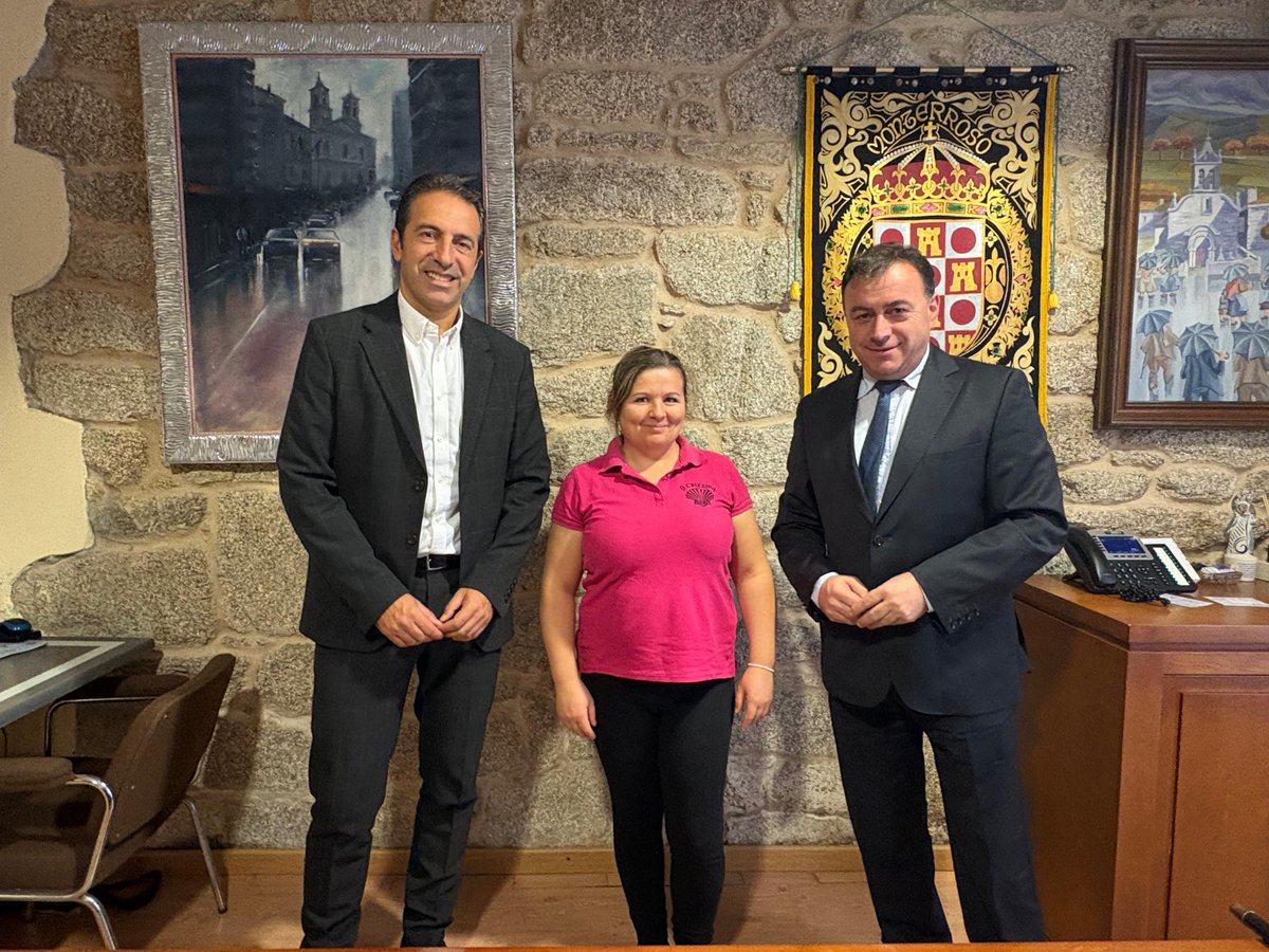 ConcelloM's tweet photo. 🏫 Entrégase unha vivenda de promoción pública en réxime de alugamento en Monterroso.

🔑 O alcalde, Eloy Pérez, e o delegado territorial da Xunta en Lugo, Alfonso Villares, asistiron á entrega das chaves á persoa adxudicataria. https://t.co/QHYCzxRFW1