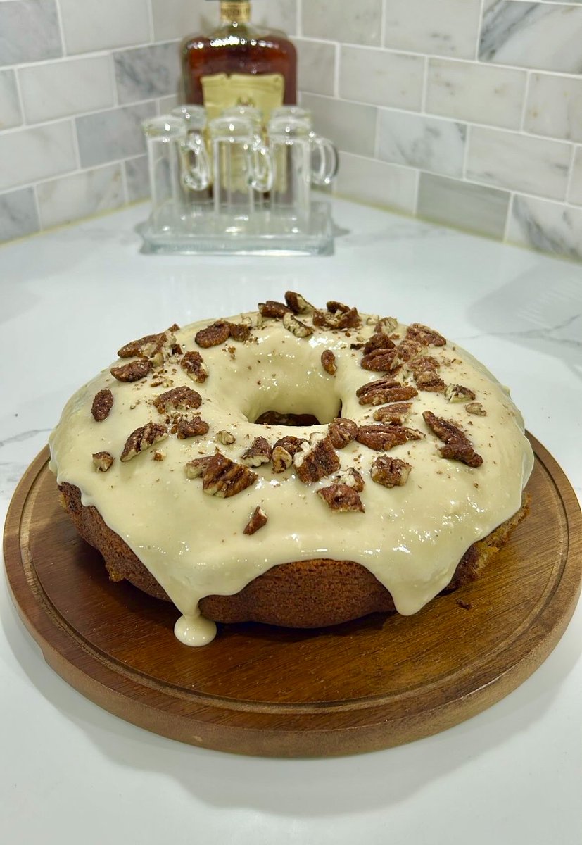 thatgirlgatto's tweet photo. I made a pumpkin spice, butterscotch cake with maple cream cheese frosting 😁🍁🎃 https://t.co/GOzhOX1T5I