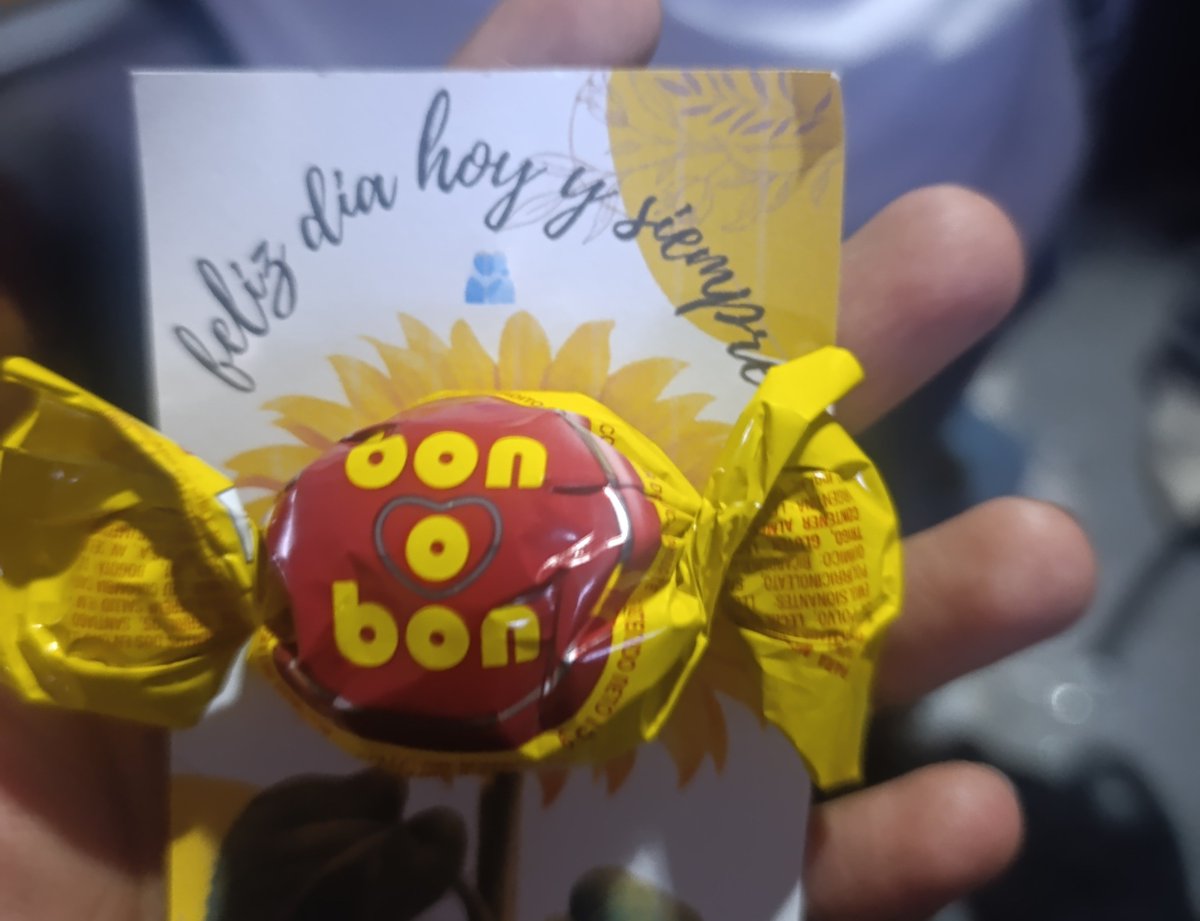 Vale_st04's tweet photo. Yo andaba tristón por no haber recibido flores amarillas (cosa acostumbrada pero bueh) pero el detalle y la emoción con la q me la dió me hace repensar en mi entorno nuevamente y la felicidad q me generan :') https://t.co/7VSDvX8oXC