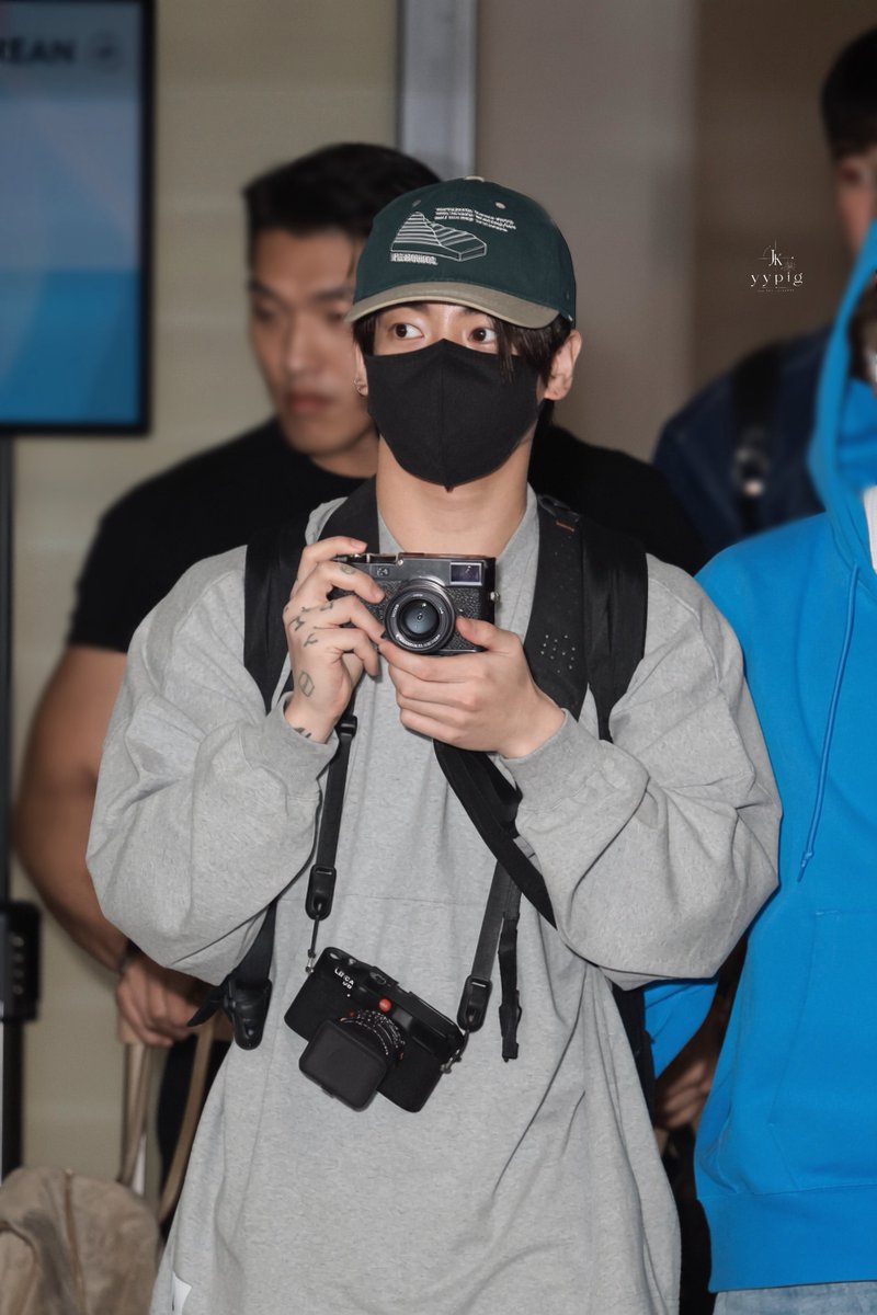 YYPIG97's tweet photo. 20260930  ICN

미안해요🥺 오늘 정국이 공항 사진을 엄청 많이 올렸네요ㅠ제가 🐰를 너무 좋아해서…🥹
마치 여행을 손꼽아 기다리는 아이 같아서 너무 귀여운 거 있죠ㅠㅠ
카메라까지 챙겨서 예쁜 순간들을 하나하나 기록하려는 모습도 너무 사랑스럽고📷🤍
그냥 온몸에서 귀여운 기운이 뿜뿜 나서
저도 모르게 여러분이랑 이 예쁜 순간들을 같이 나누고 싶었어요🫶   ˃̶͈ ꇴ ˂̶͈  
 #정국 #JUNGKOOK 
#BTS @BTS_twt 
#방탄소년단