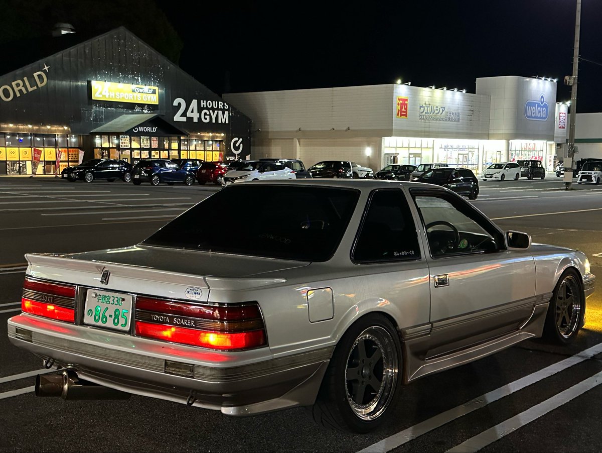 advanms8685's tweet photo. #Mycarの後ろ姿が美しい 
20ソアラはお尻がいい https://t.co/w4gRImmK3z