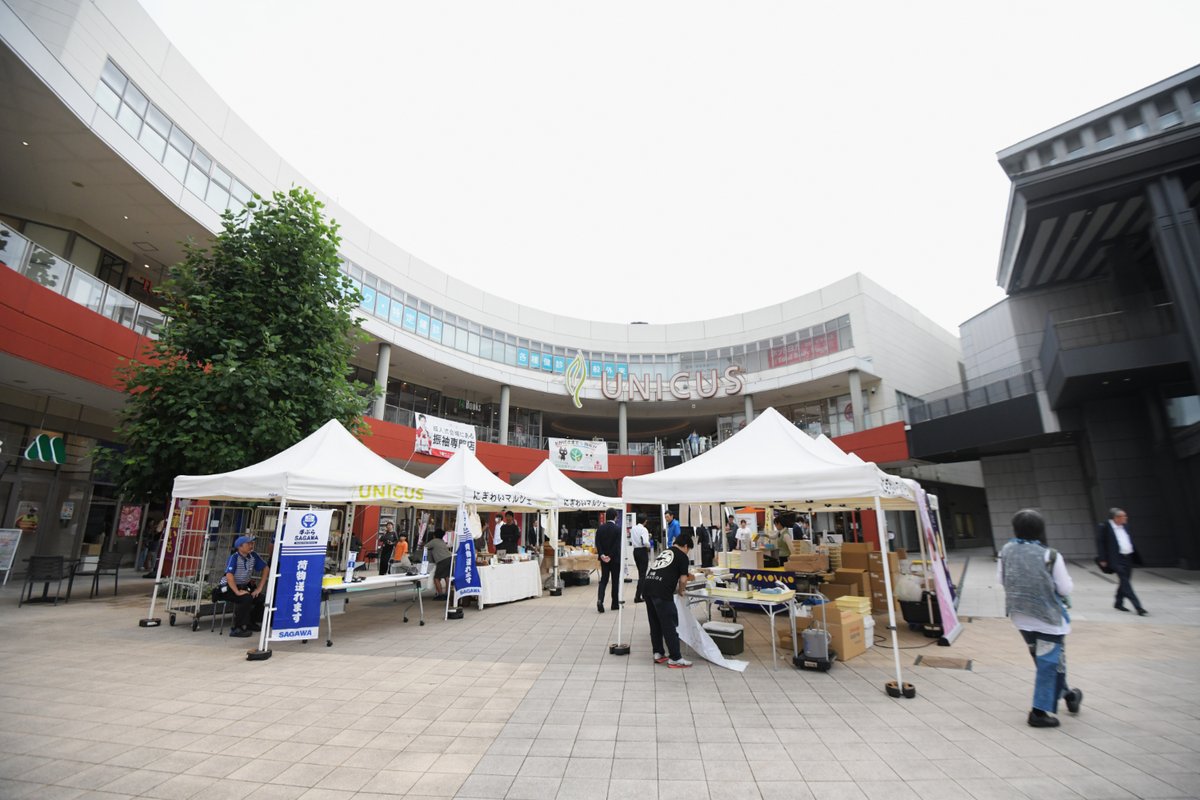 SHIN8KOKO's tweet photo. 9月27日にウェスタ川越で開催された医療学会「第85回日本消化器がん検診学会関東甲信越支部地方会（会長・埼玉医科大学国際医療センター 眞下由美教授）」において、依頼を受けて川越Farmer'sMarketとして、来場者向け川越物産コーナーを展開しました。
昨年からお話しをいただき、話し合いを重ね着々と準備を進め、無事に終えることができました。

会長の要望を踏まえ、川越の魅力を知ってもらいたいと、川越を代表する店舗に出店してもらいました。
川越が誇るお菓子文化を担う和菓子店や、それにファーマーズが運営するからこその、農産物を用意しました。
お米、蜂蜜、川越茶などを提供し、医療関係者に向けて発信しました。
どれも好評で、川越らしさを感じてもらうことができました。
◎亀屋〔和菓子〕
◎紋蔵庵〔和菓子〕
◎彩乃菓〔和菓子〕
◎野村ファーム〔川越米、川越産はちみつなど〕
◎小野文製茶〔川越茶〕

実は、昨年は5月にウェスタ川越で開催された「第75回全国都市教育協議会定期総会 川越大会」でも川越ファーマーズが川越物産コーナーを担当。全国の教育行政を担う教育委員会の教育長が集まる全国大会が川越にて開催され、同様に川越の名店に出店してもらいました。ウェスタ川越が11年前に誕生して以来、こうした全国大会が川越で行われるようになっているのも川越の変貌ぶりです。

昨年の教育関係とは別の、今年は医療関係者の学会。
関係者による大会ゆえ一般来場者を想定しておらず、事前の発信などは行っていませんでした。
せっかくの川越大会なので、川越を知ってもらおうと思案し続け、プレッシャーも相当感じていました。
出店店舗も、川越ならではの商品を知ってもらうと気合が入っていました。
後日談になりますが、こうした大きな取り組みも水面下で行っていたことを実績としてお伝えします。

屋外広場で展開したので、学会参加者以外に一般の方にも立ち止まっていただきました。
無事に終わってホッとすると共に、ファーマーズとしても貴重な機会をいただき、ありがとうございました。
医療関係者の皆様、ぜひまた川越へお越しくださいませ！