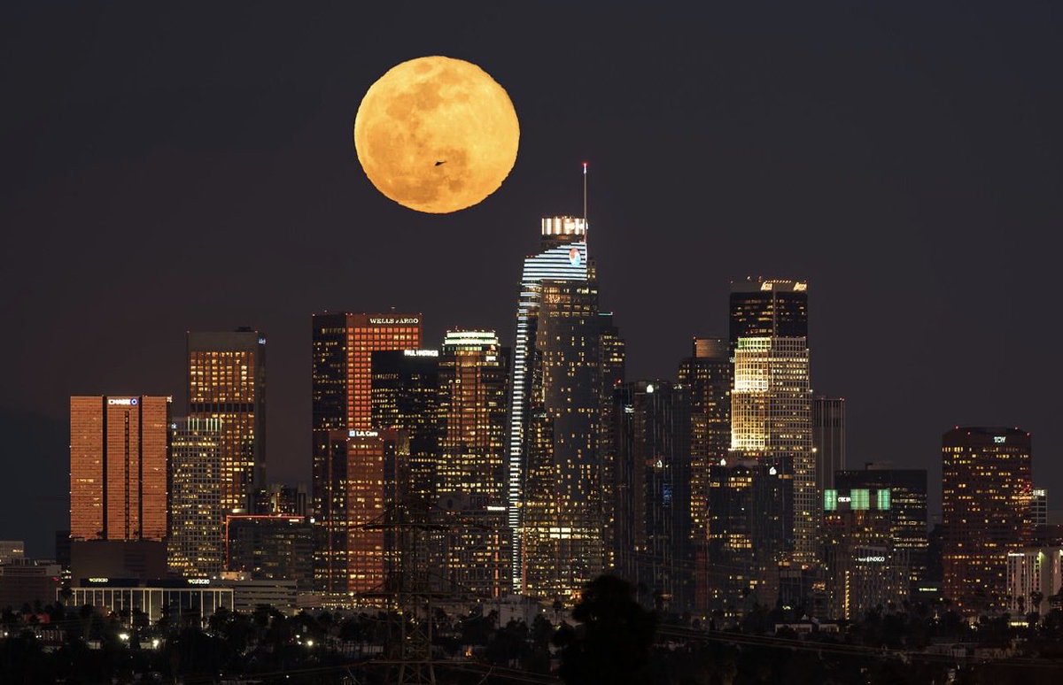 bay_photography's tweet photo. The full moon over Los Angeles is a thing of beauty https://t.co/bA5A6JJ3xH