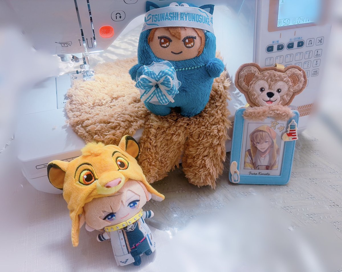 nagi_895's tweet photo. 今日は作業dayなんだけど、ガチで時間ないので頑張ります……
モンつなさんが乗ると、ワイの手袋になる予定の生地も素敵な絨毯でございます https://t.co/T0Fhq86BlX