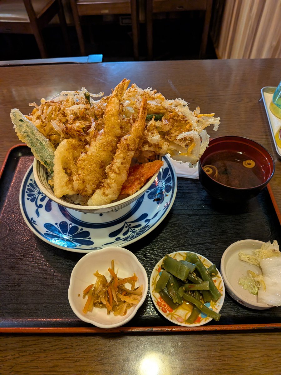 miyahann's tweet photo. 私はメーテル…
ランチに入った店にオーダー忘れられ、40分我慢してから督促したら頼んだのと違うメニュー出され、昼休み終わるんで仕方なく5分で完食し、絶賛胸焼け中の女…
なお頼んだのは卵黄肉出汁巻き玉子定食。
まあこんな事もある。
ただこの店にはもう行かない。 https://t.co/7aUG1QRD4r