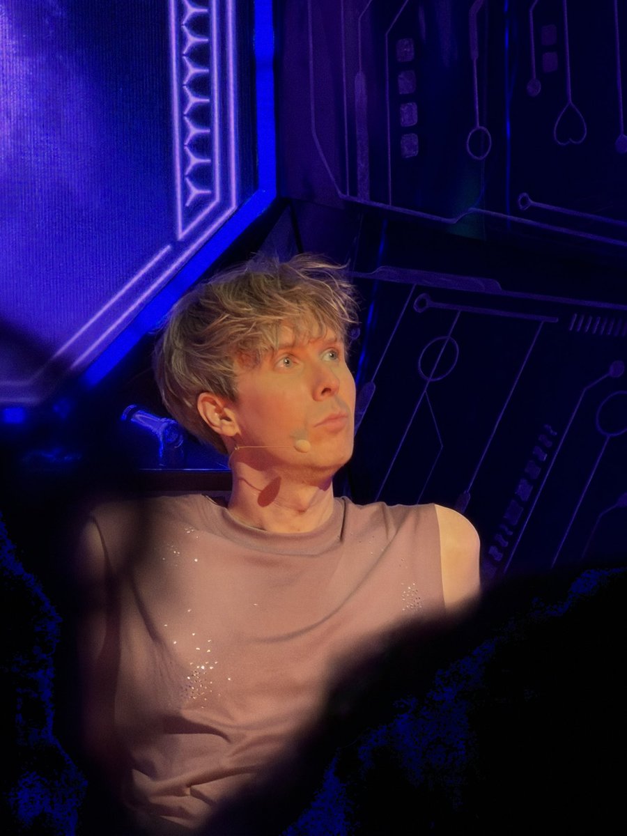 snokoplassm's tweet photo. #hltspoilers i took the most beautiful photos of phil i’ve never seen someone more beautiful in my life https://t.co/cqlpJl7gD0