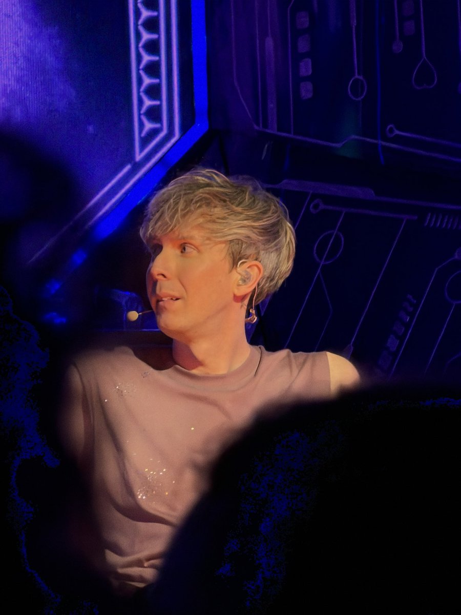snokoplassm's tweet photo. #hltspoilers i took the most beautiful photos of phil i’ve never seen someone more beautiful in my life https://t.co/cqlpJl7gD0