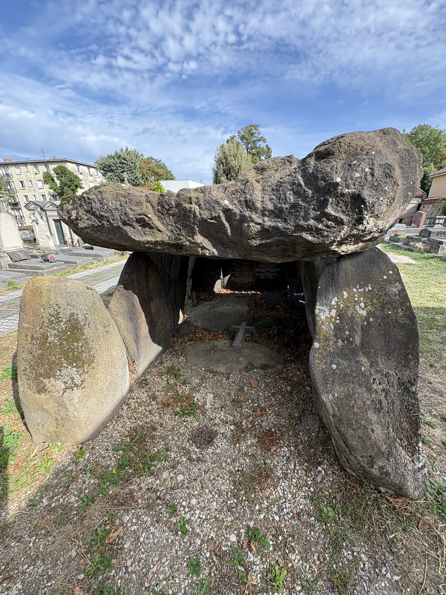 LeTaphopile's tweet photo. #Meudon (Hauts-de-Seine), cimetière des Longs-Réages. Jean-Baptiste Piketty (1827-1884), archéologue. Ce dolmen se trouvait dans le Morbihan d’où il fut rapporté en train en 1896 pour être remonté et former le tombeau de l'archéologue et sa famille.
📷 J.-B. Piketty via INRAP 1/2 https://t.co/3H1nEqfXtX