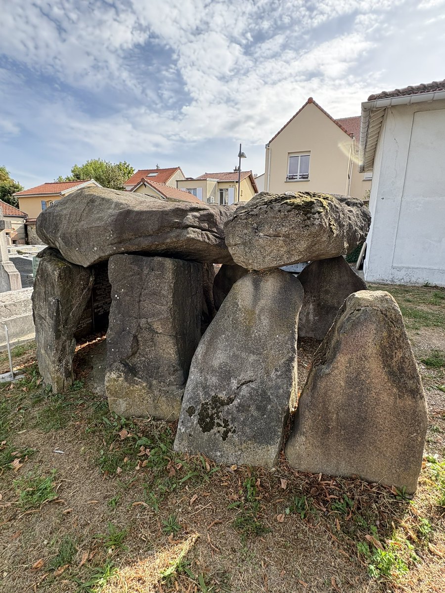 LeTaphopile's tweet photo. #Meudon (Hauts-de-Seine), cimetière des Longs-Réages. Jean-Baptiste Piketty (1827-1884), archéologue. Ce dolmen se trouvait dans le Morbihan d’où il fut rapporté en train en 1896 pour être remonté et former le tombeau de l'archéologue et sa famille.
📷 J.-B. Piketty via INRAP 1/2 https://t.co/3H1nEqfXtX