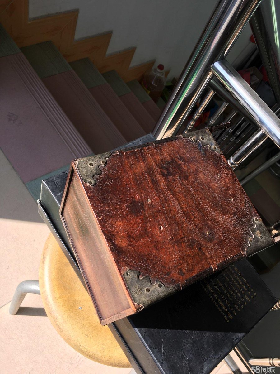 ONvOXHT1fkgctKx's tweet photo. A small old casket catches my eye—though the shelf has no rest, I still correct the worn items here with frequent care! https://t.co/SpMCWmSM56