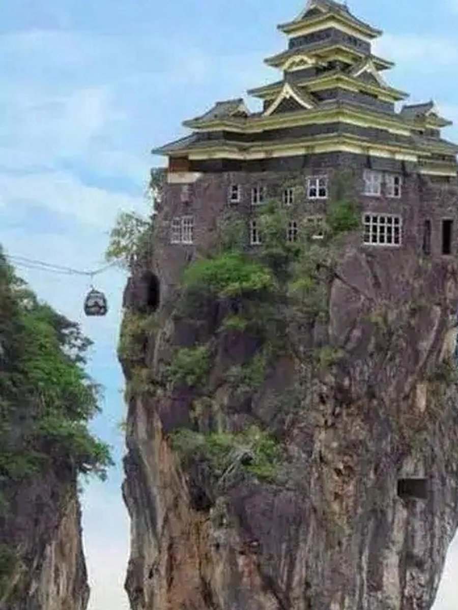 NandaYu55860766's tweet photo. [Look at the ancient Zhimaos (peaks) and the stone shop built on the cliff—this small landmark in the mountains is so unique!]， https://t.co/40ZUKhUq8U