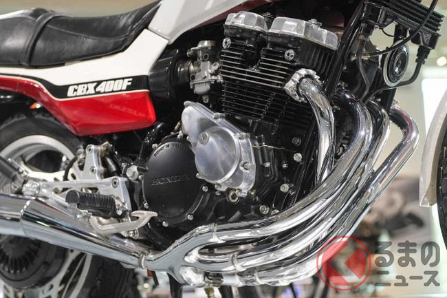 PutiMotor's tweet photo. '81 ホンダ「CBX400F」

新設計の直列4気筒 DOHC16バルブエンジンは、48psを11000rpmで発揮し、ライバルをリード。

フロントブレーキは特殊鋳鉄ディスクプレートを採用したインボードタイプ。

リアには当時の最新装備であるプロリンクサスペンションに加え、量産車では世界初のアルミキャスト製スイングアームを採用。

さらに新型「ブーメラン型コムスターホイール」、クロスして「X」の文字を形成するエキゾーストパイプなど、400ccながら新時代のスーパースポーツと呼ぶに相応しい装備を満載。

あまりの人気に、後継機が登場しても、1984年にマイナーチェンジして再登場。

【乾燥車重/シート高/タンク/出力/当時価格】
189kg/775mm/17L/48ps/47万円〜

https://t.co/pmaHj2IppJ