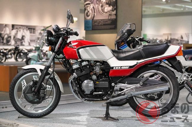 PutiMotor's tweet photo. '81 ホンダ「CBX400F」

新設計の直列4気筒 DOHC16バルブエンジンは、48psを11000rpmで発揮し、ライバルをリード。

フロントブレーキは特殊鋳鉄ディスクプレートを採用したインボードタイプ。

リアには当時の最新装備であるプロリンクサスペンションに加え、量産車では世界初のアルミキャスト製スイングアームを採用。

さらに新型「ブーメラン型コムスターホイール」、クロスして「X」の文字を形成するエキゾーストパイプなど、400ccながら新時代のスーパースポーツと呼ぶに相応しい装備を満載。

あまりの人気に、後継機が登場しても、1984年にマイナーチェンジして再登場。

【乾燥車重/シート高/タンク/出力/当時価格】
189kg/775mm/17L/48ps/47万円〜

https://t.co/pmaHj2IppJ