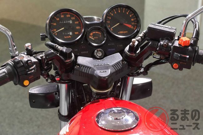 PutiMotor's tweet photo. '81 ホンダ「CBX400F」

新設計の直列4気筒 DOHC16バルブエンジンは、48psを11000rpmで発揮し、ライバルをリード。

フロントブレーキは特殊鋳鉄ディスクプレートを採用したインボードタイプ。

リアには当時の最新装備であるプロリンクサスペンションに加え、量産車では世界初のアルミキャスト製スイングアームを採用。

さらに新型「ブーメラン型コムスターホイール」、クロスして「X」の文字を形成するエキゾーストパイプなど、400ccながら新時代のスーパースポーツと呼ぶに相応しい装備を満載。

あまりの人気に、後継機が登場しても、1984年にマイナーチェンジして再登場。

【乾燥車重/シート高/タンク/出力/当時価格】
189kg/775mm/17L/48ps/47万円〜

https://t.co/pmaHj2IppJ