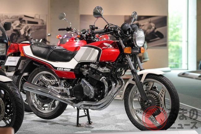 PutiMotor's tweet photo. '81 ホンダ「CBX400F」

新設計の直列4気筒 DOHC16バルブエンジンは、48psを11000rpmで発揮し、ライバルをリード。

フロントブレーキは特殊鋳鉄ディスクプレートを採用したインボードタイプ。

リアには当時の最新装備であるプロリンクサスペンションに加え、量産車では世界初のアルミキャスト製スイングアームを採用。

さらに新型「ブーメラン型コムスターホイール」、クロスして「X」の文字を形成するエキゾーストパイプなど、400ccながら新時代のスーパースポーツと呼ぶに相応しい装備を満載。

あまりの人気に、後継機が登場しても、1984年にマイナーチェンジして再登場。

【乾燥車重/シート高/タンク/出力/当時価格】
189kg/775mm/17L/48ps/47万円〜

https://t.co/pmaHj2IppJ
