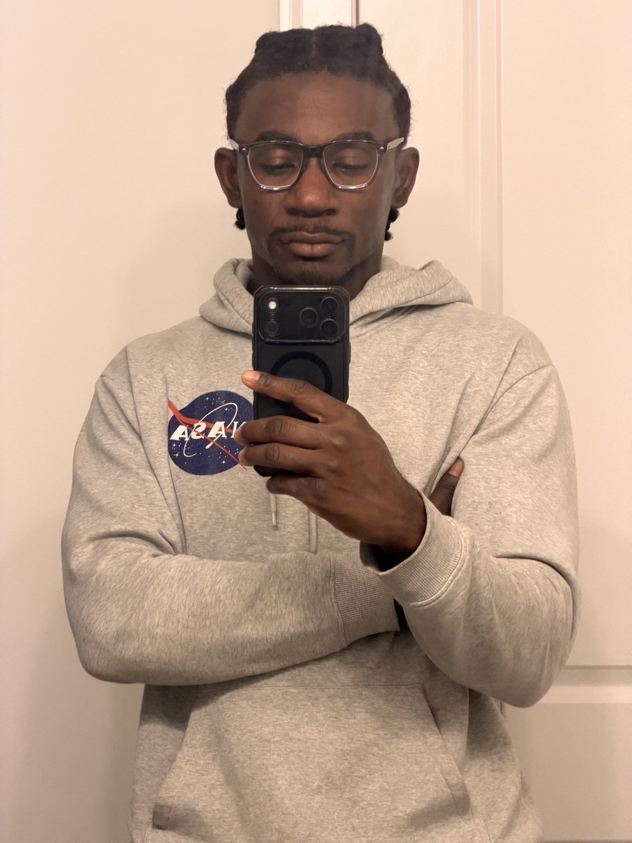 ezzeb0y's tweet photo. You like my new glasses  🤓??? https://t.co/4EHOo0Q9KD