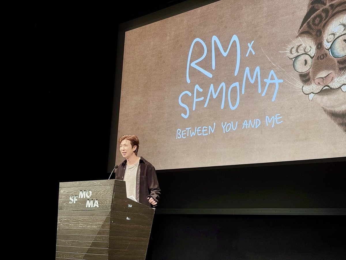 miso613ts's tweet photo. RM ได้กลายเป็นภัณฑารักษ์ร่วมในนิทรรศการในอเมริกา RMxSFMOMA

RM เข้าร่วมอีเว้นต์เปิดตัวนิทรรศการรอบสื่อมวลชนที่จัดขึ้นที่ SFMOMA โดยกล่าวว่า "ผมรู้สึกตื่นเต้นกับการเปิดตัวในฐานะผู้ร่วมเป็นภัณฑารักษ์ในโปรเจกต์นี้ครับ จุดเริ่มต้นคือเมื่อ 2 ปีก่อนตอนที่ผมปฎิบัติหน้าที่อยู่ในกองทัพ ผมได้รับข้อเสนอจากพิพิธภัณฑ์ครับ..ตอนที่ผมเริ่มไปพิพิธภัณฑ์และเจอกับงานศิลป์เมื่อ 8 ปีก่อนผมไม่นึกไม่ฝันเลยว่าวันเช่นนี้จะมาถึง..เพราะในตอนนั้นผมประจำการอยู่ในกองทัพด้วยก็เลยตอบรับข้อเสนอจากซานฟรานซิสโกเพราะคิดว่าคงเป็นประสบการณ์ที่ดีก่อนที่ผมจะเปิดพื้นที่ (นิทรรศการ) ของตัวเองตามที่ฝันไว้

RM กล่าวถึงเหตุผลที่เค้าเริ่มสะสมผลงานศิลปะ "ไม่ว่าผมจะอยู่ในอเมริกาหรือโซล ผมก็รู้สึกเหมือนว่ากำลังล่องลอยและเคว้งคว้างอยู่ในที่ไหนสักแห่ง ผมหันมาพึ่งศิลปะอย่างหนักเพราะผมรู้สึกแบบนั้นครับ แม้ว่าศิลปะและดนตรีจะมีสื่อกลางในการถ่ายทอดต่างกันแต่ทั้งคู่ก็มีเป้าหมายในการถ่ายทอดบางสิ่งบางอย่างเหมือนกันครับ"

RM ถูกถามถึงเหตุผลที่เลือกซานฟรานซิสโกเป็นสถานที่จัดงาน "เพราะซานฟรานซิสโกคือหนึ่งในเมืองที่เจ๋งที่สุดในโลกครับ"

มีรายงานว่าตั๋วรอบพรีวิวสำหรับเมมเบอร์ชิพของพิพิธภัณฑ์ถูกขายหมกเกลี้ยง และบัตรเข้าชมในช่วงสุดสัปดาห์ก็ขายออกอย่างรวดเร็ว นิทรรศการนี้จะจัดแสดงผลงานทั้งหมด 178 ชิ้น เป็นคอลเล็กชั่นส่วนตัวของ RM 142 ชิ้นและเป็นของพิพิธภัณฑ์ 36 ชิ้น

นิทรรศการ RMxSFMOMA จะเริ่มเปิดให้เข้าชมตั้งแต่วันที่ 3 ต.ค - 7 ก.พ ปีหน้า

https://t.co/O6vj5OtfkQ