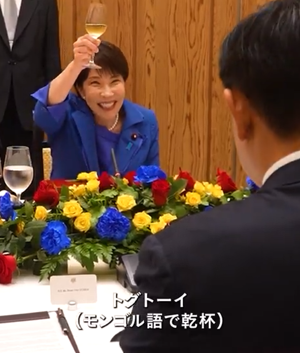 tacowasa2nd's tweet photo. また左翼が高市さんの悪意あるAI画像作ってるなと思ったら、首相官邸公式動画の一場面だった件。

ホントこの人って品のないバブルおばさんだよな。 https://t.co/Vd38DipEWJ