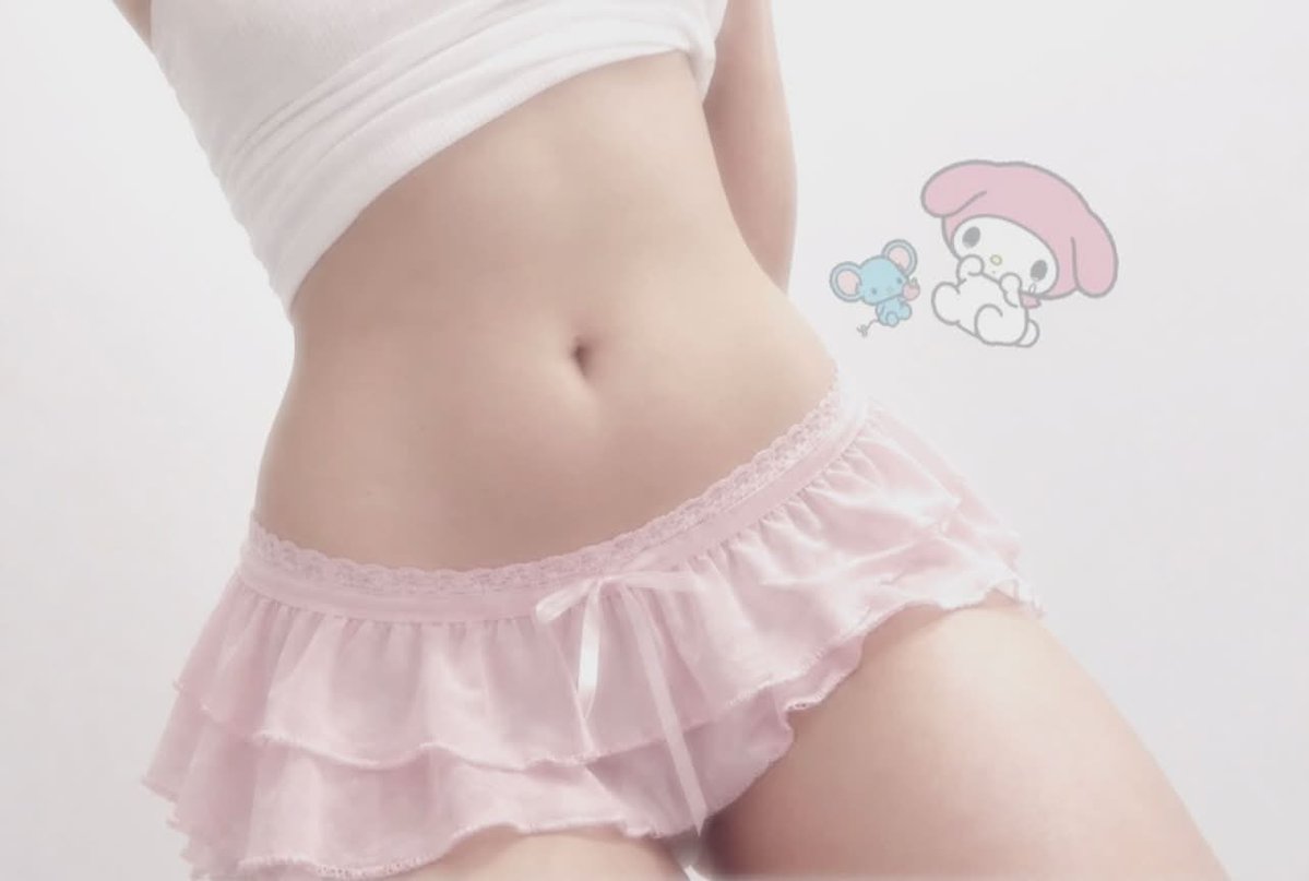 hrdlyevrsmile's tweet photo. am i cuter w/o my belly button piercing? :3 #nsfwtwt https://t.co/DvDXCDoTUc
