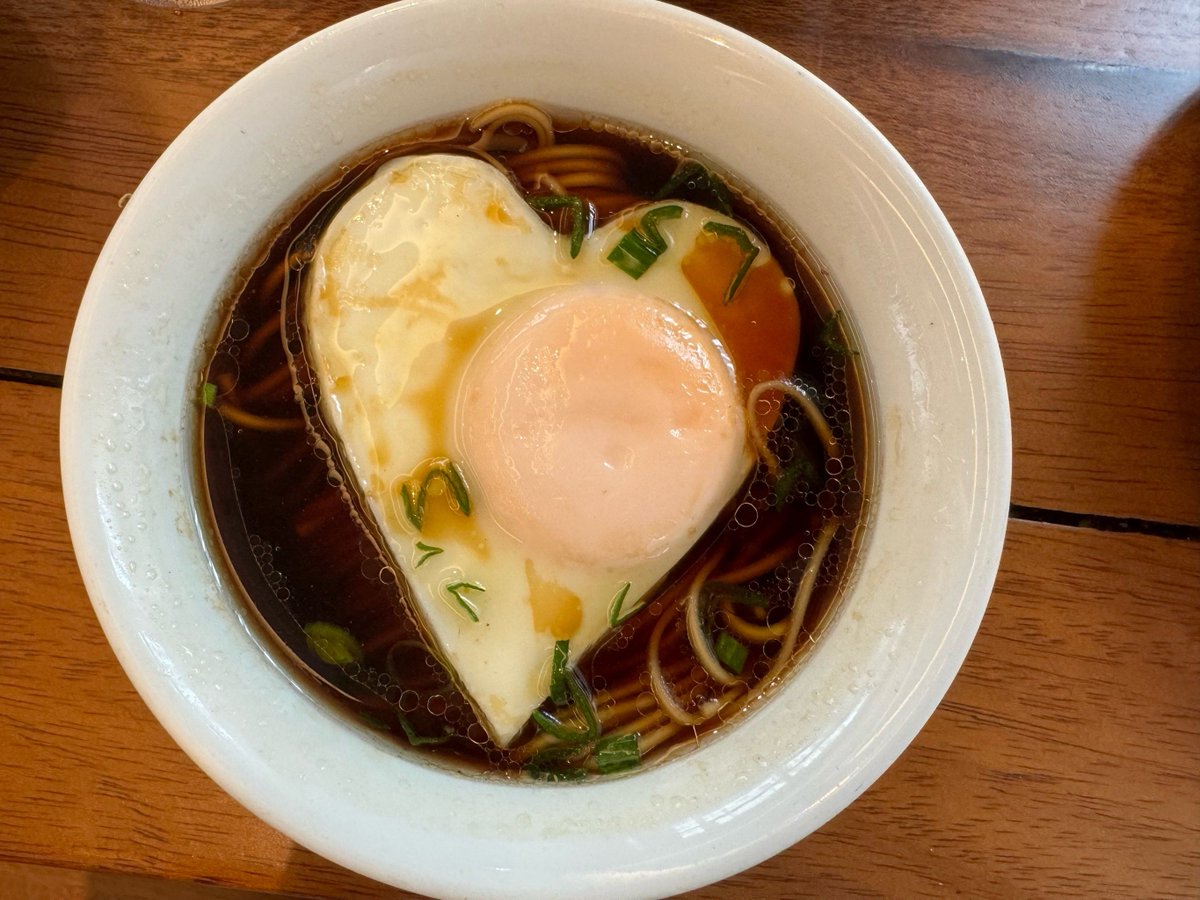 ValeriPanozzo's tweet photo. 今天的简易午间食光 刚煮好的阳春面卧了个溏心蛋，撒点葱花就很满足～ https://t.co/oXjWveTAFK